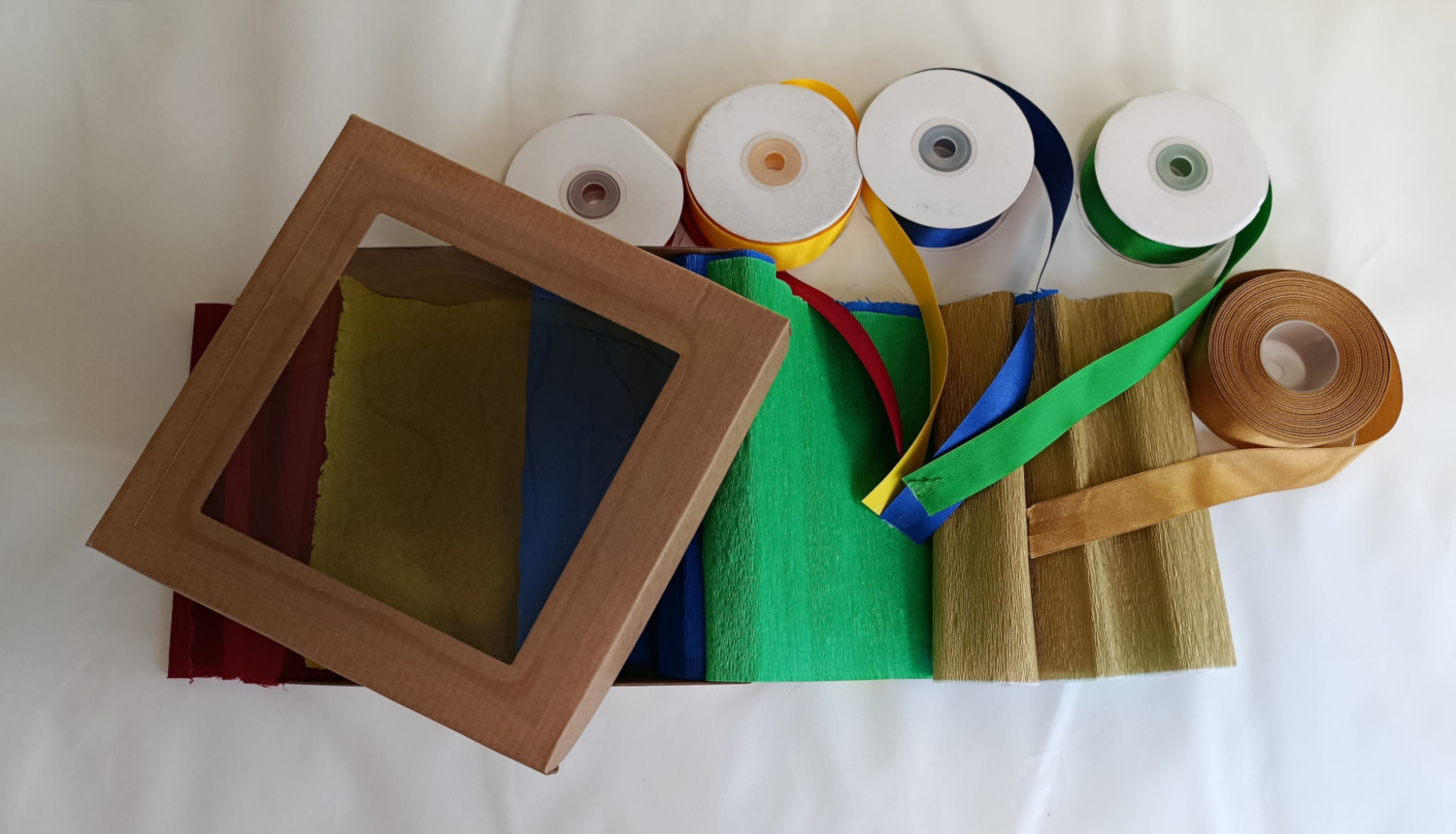 Dāvanu iesaiņošana ar kasti